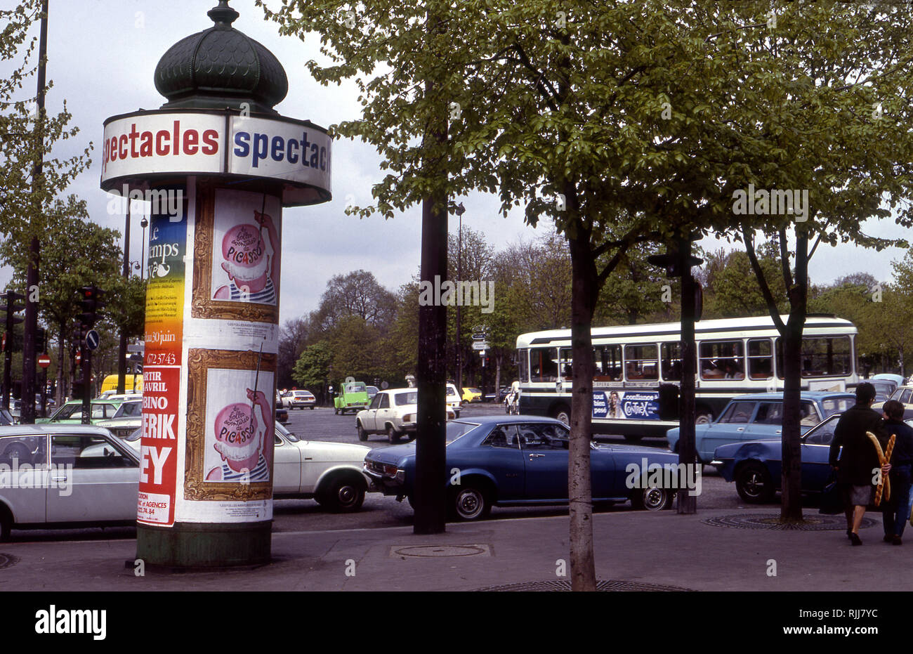 Scène de rue avec kiosque de publicité à Paris, en France vers les années 1970 Banque D'Images