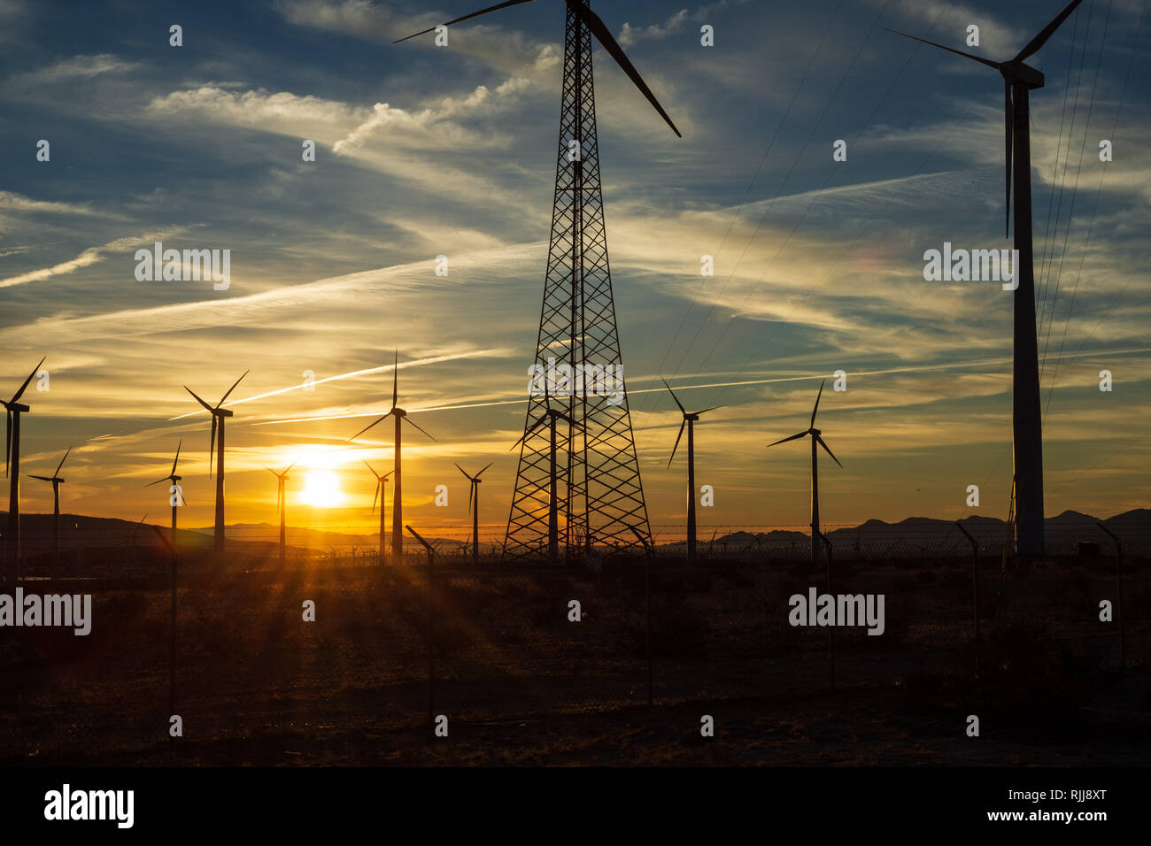 Lever du soleil sur la vallée avec les éoliennes de travail Banque D'Images