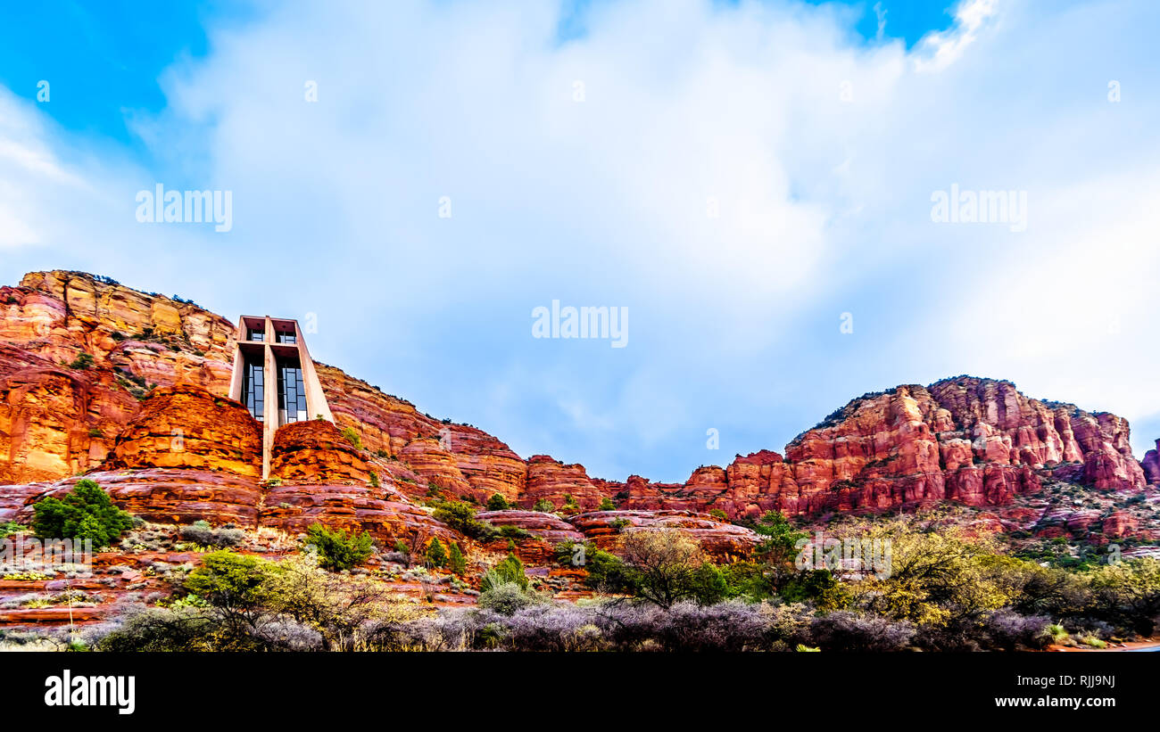 La chapelle de la Sainte Croix en pluie de la buttes rouges des montagnes de grès entre Sedona et le Village de Oak Creek, dans le nord de l'Arizona Banque D'Images