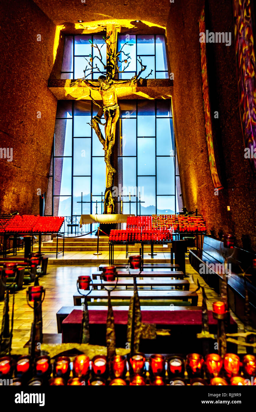 Le grand crucifix de bronze dans la chapelle de la Sainte Croix. La chapelle est construite dans les buttes de grès rouge de la montagne près de Sedona Banque D'Images