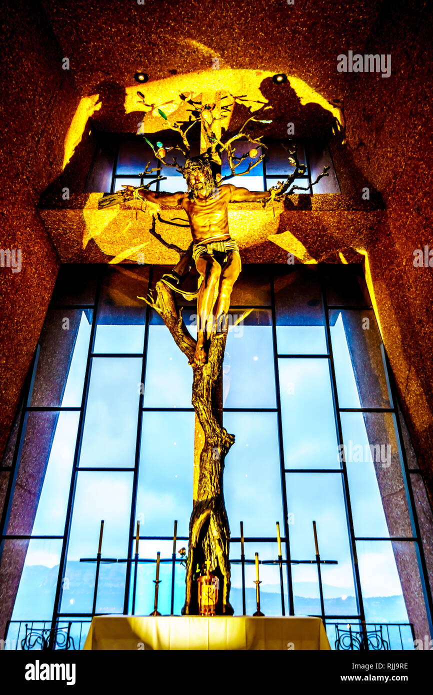 Le grand crucifix de bronze dans la chapelle de la Sainte Croix. La chapelle est construite dans les buttes de grès rouge de la montagne près de Sedona Banque D'Images