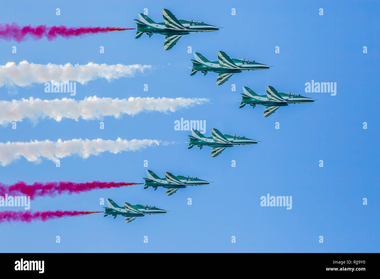 Abu Dhabi, Émirats arabes unis, le 2 décembre 2016 : Al Fursans, l'équipe de démonstration aérienne fly passé en formation à l'occasion de la journée nationale. Banque D'Images