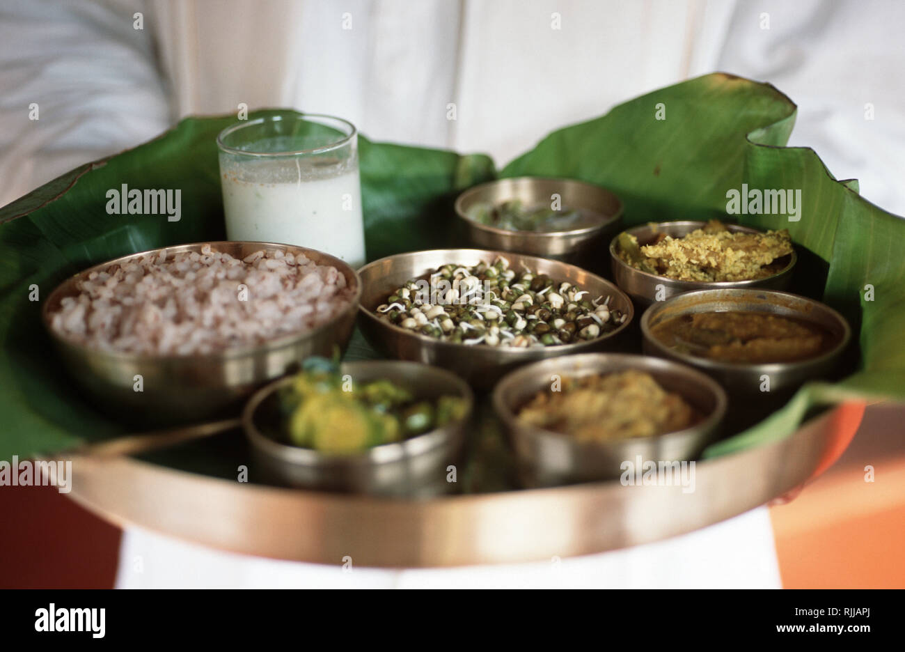 Un déjeuner traditionnel au Kalari Kovilakom thali, un palais du 19ème siècle dans les collines au-dessus de Palakkad, Kerala, récemment transformé en un ayurvedic resort. Banque D'Images