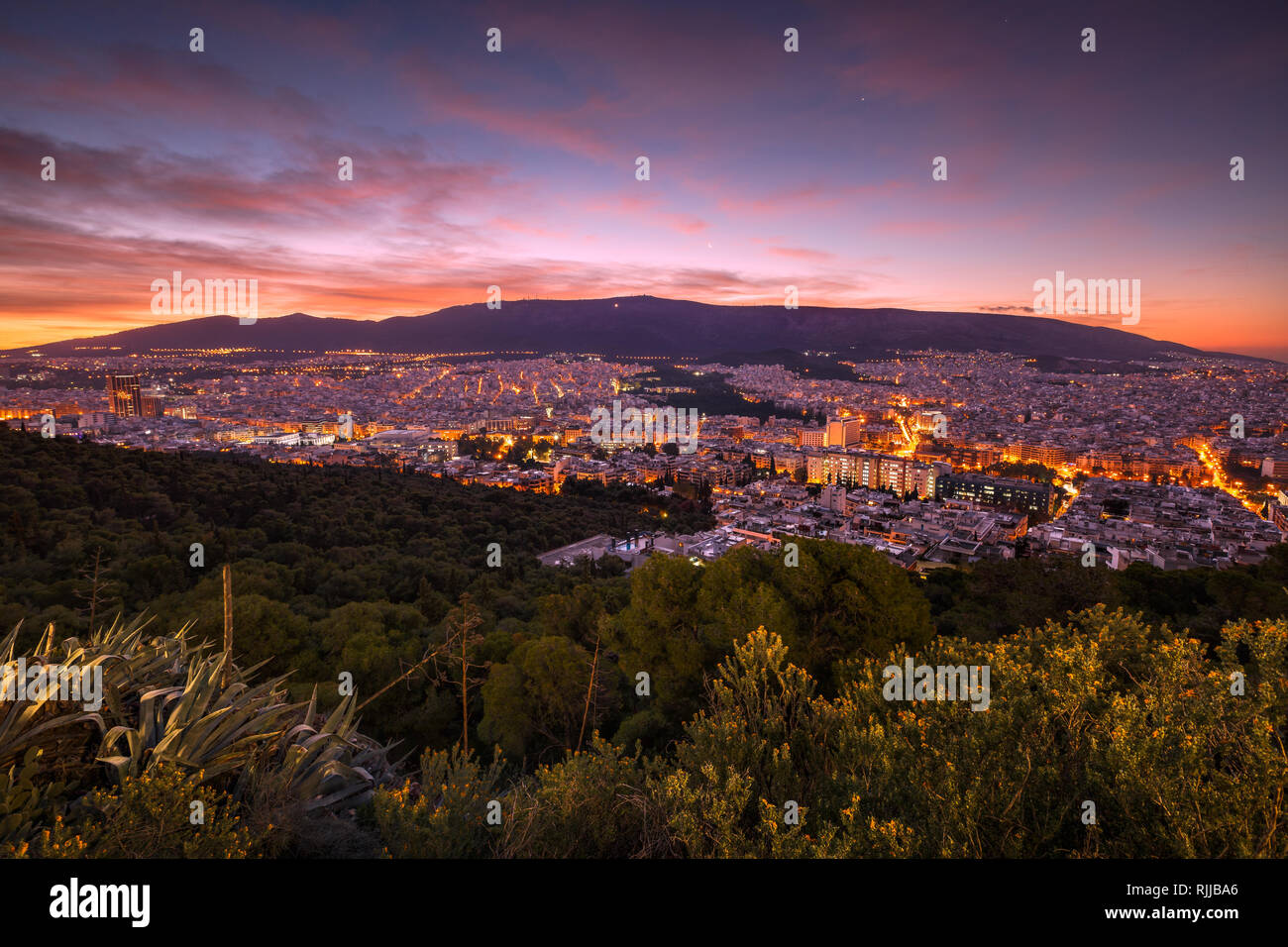 Vue sur Athènes et de l'est de la colline Lycabettus Hymette mountain à l'aube. Banque D'Images