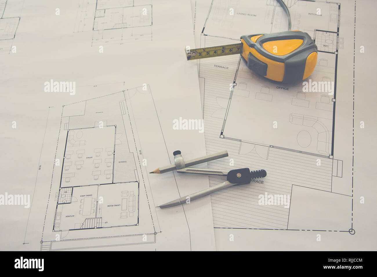 Outil de mesure et les diviseurs ou boussoles sur blueprint, concept architectural Banque D'Images