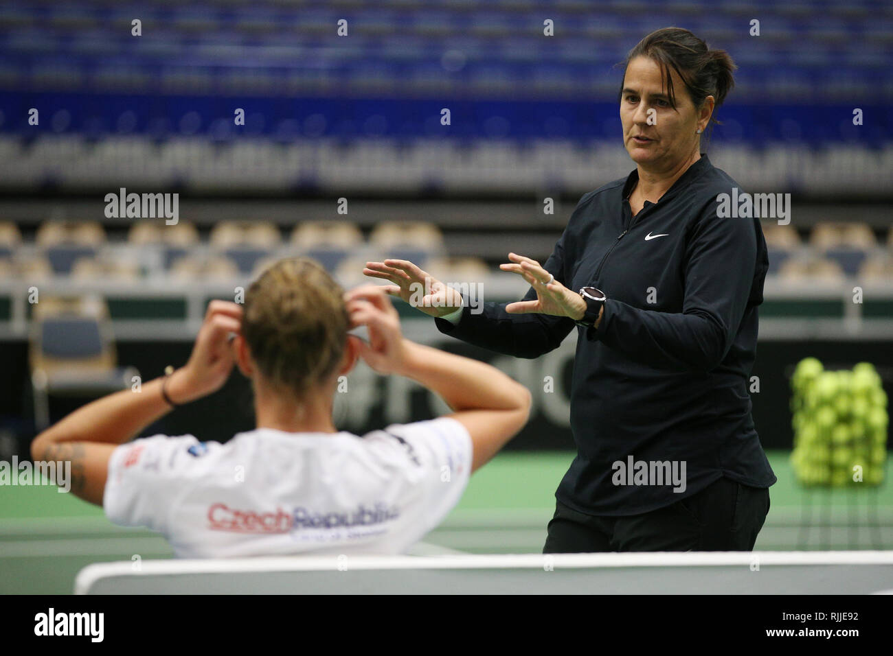 Le joueur de tennis tchèque Karolina Pliskova (à gauche) montres son  entraîneur Conchita Martinez pendant une session de formation avant la Fed  Cup, World Group, 1er Roun Photo Stock - Alamy