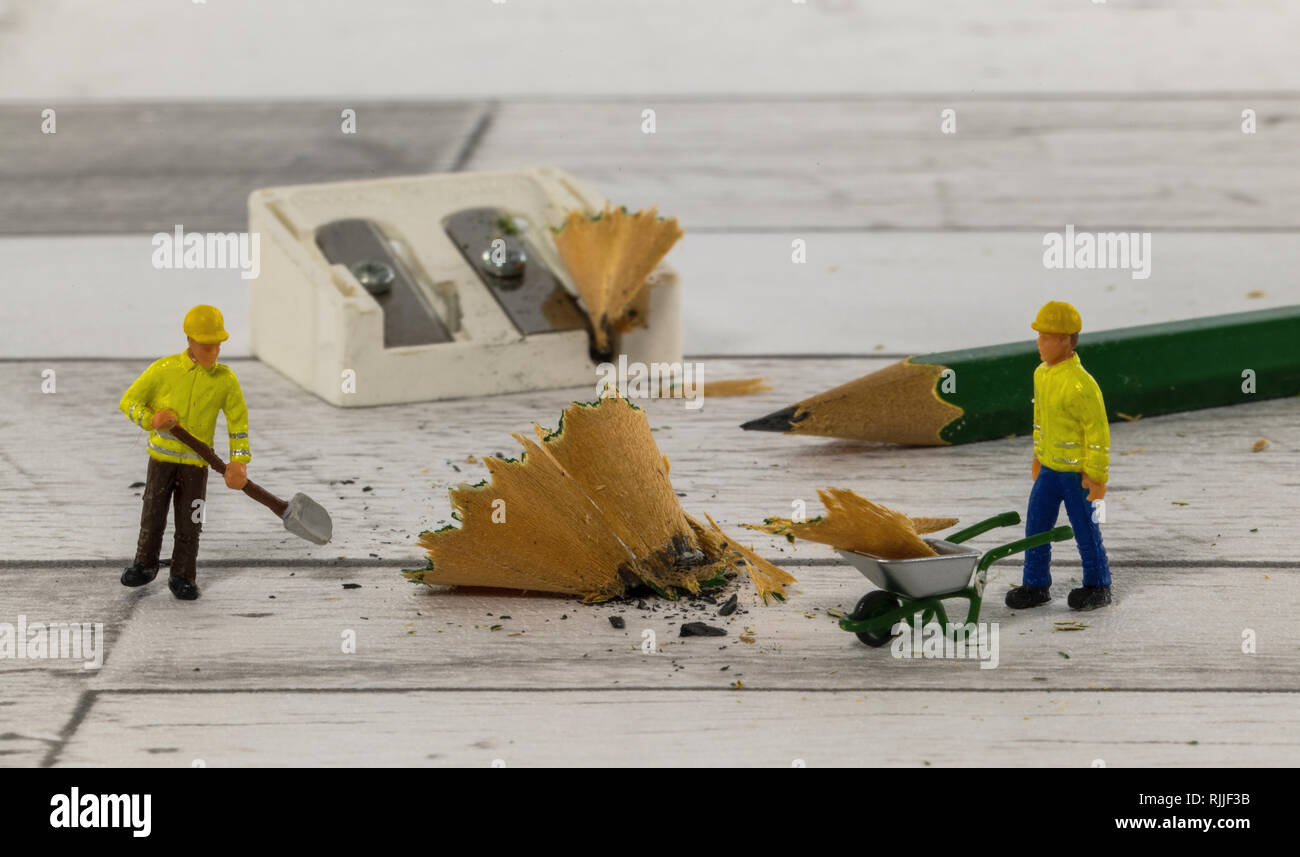 Peu de chiffres peu de monde nettoyer les dégâts de l'imbroglio de la taille-crayon Banque D'Images