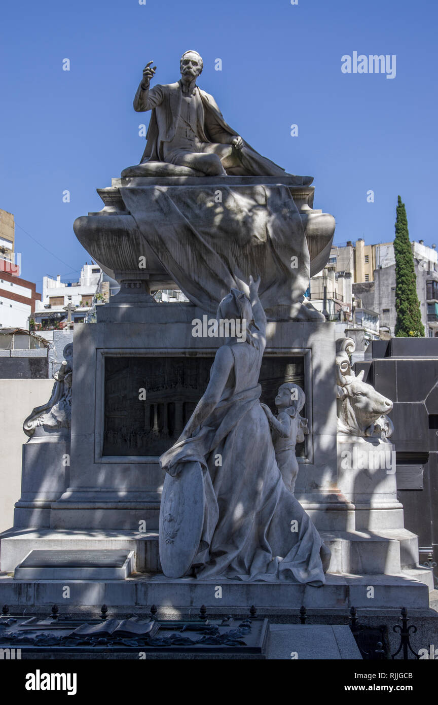 De superbes illustrations sur la pierre et le marbre des tombes dans le cimetière de la Recoleta à Buenos Aires, Argentine, Amérique du Sud Banque D'Images
