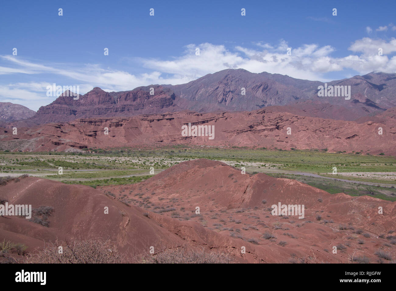 La substitution, beau paysage désertique dans le nord de l'Argentine près de Salta et Juyjuy avec plateaux gréseux rouges rivières et collines colorées Banque D'Images