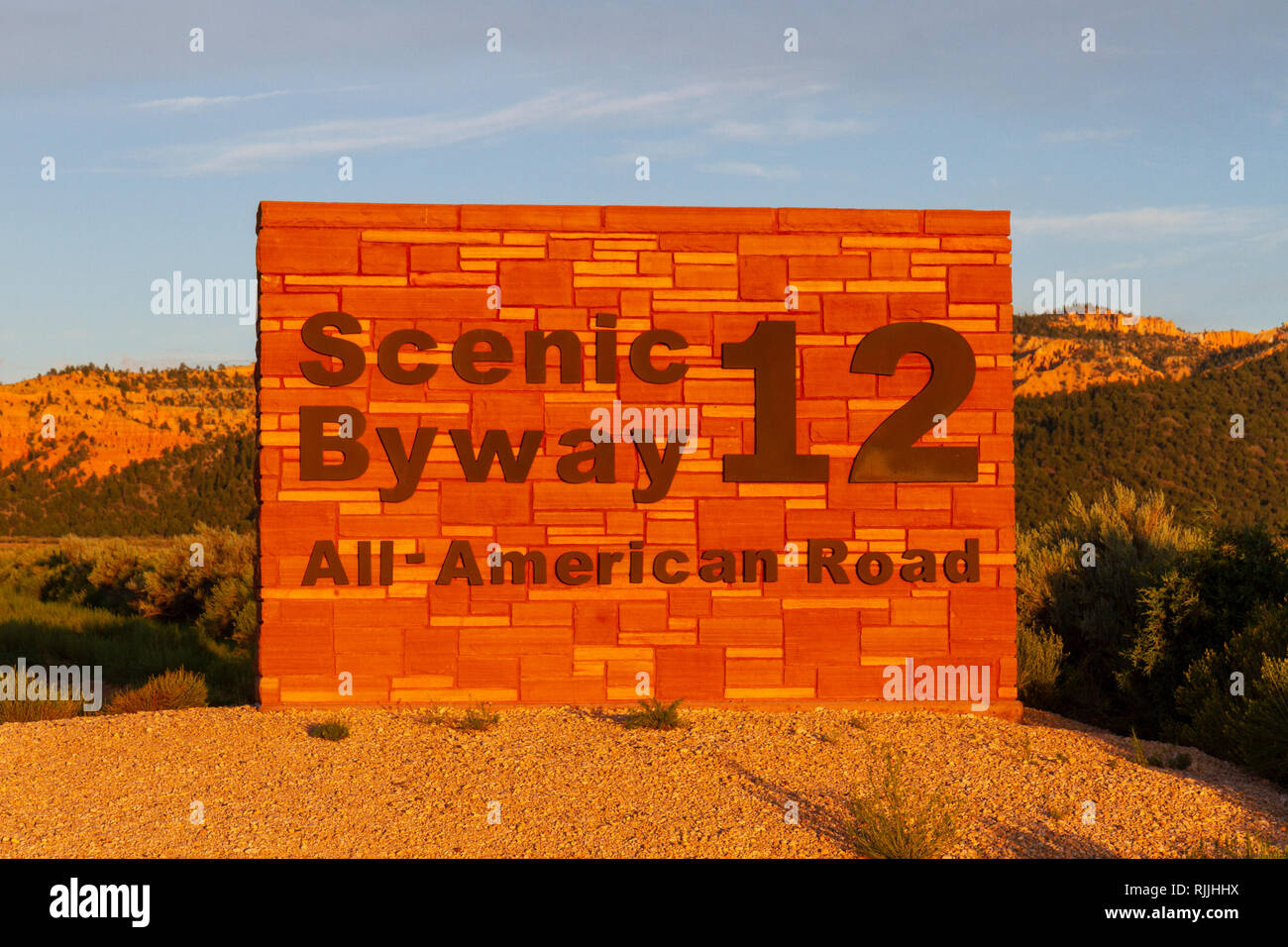 Scenic Byway 12, tous les American Road sign menant à Red Canyon, Dixie National Forest dans l'Utah, United States. Banque D'Images