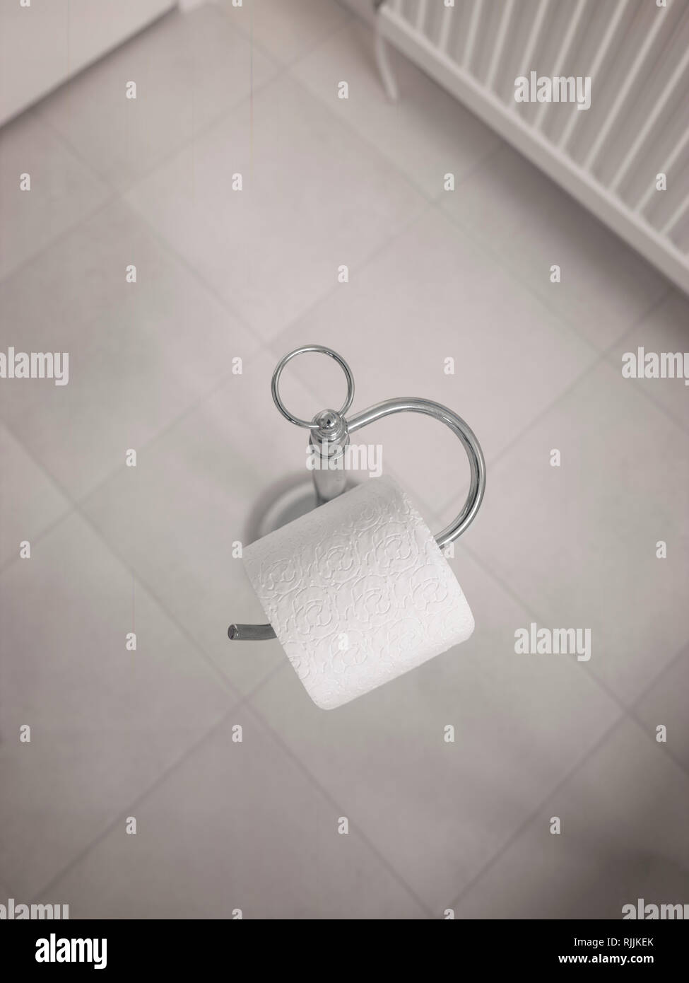 Rouleau de papier toilette sur mandrin à bains de couleur pâle Banque D'Images