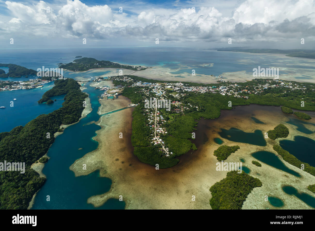 Vue aérienne de la ville de Koror, corail et l'eau les modèles de bancs de coraux dans la mer du Pacifique Sud Paulau Banque D'Images