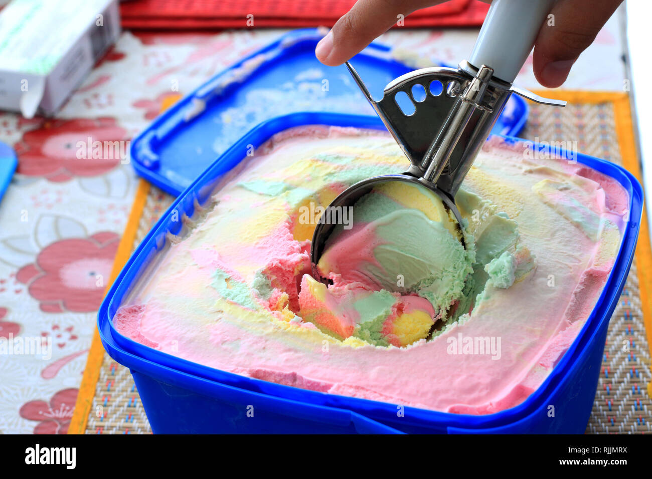 La crème glacée de couleur multi arc-en-ciel Banque D'Images