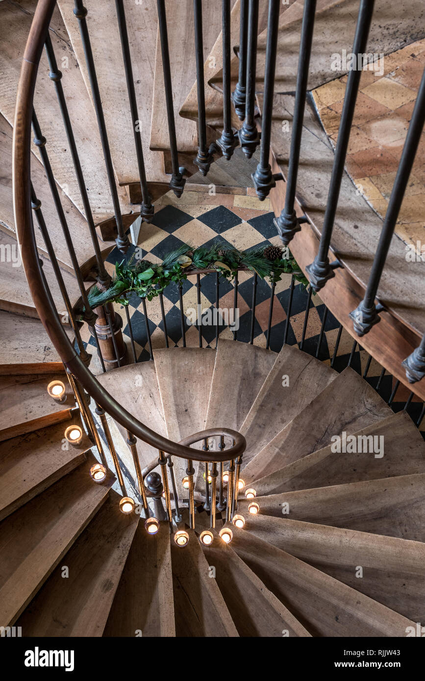 Escalier en porte à faux Banque de photographies et d'images à haute  résolution - Alamy