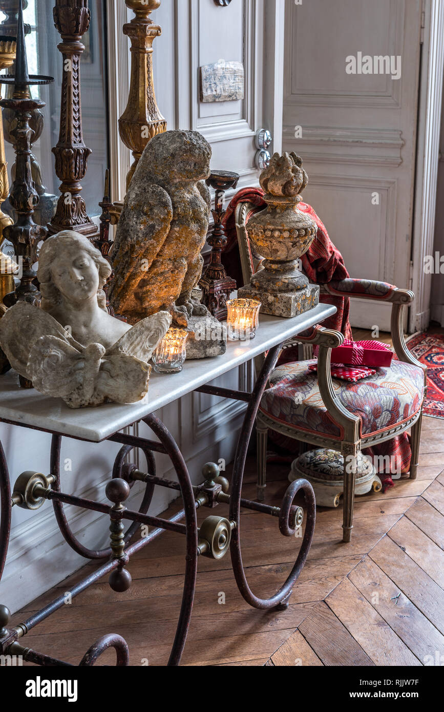 Marbre sculpté angel et pierre hibou avec des chandeliers sur la table des bouchers recouvert de marbre. Banque D'Images