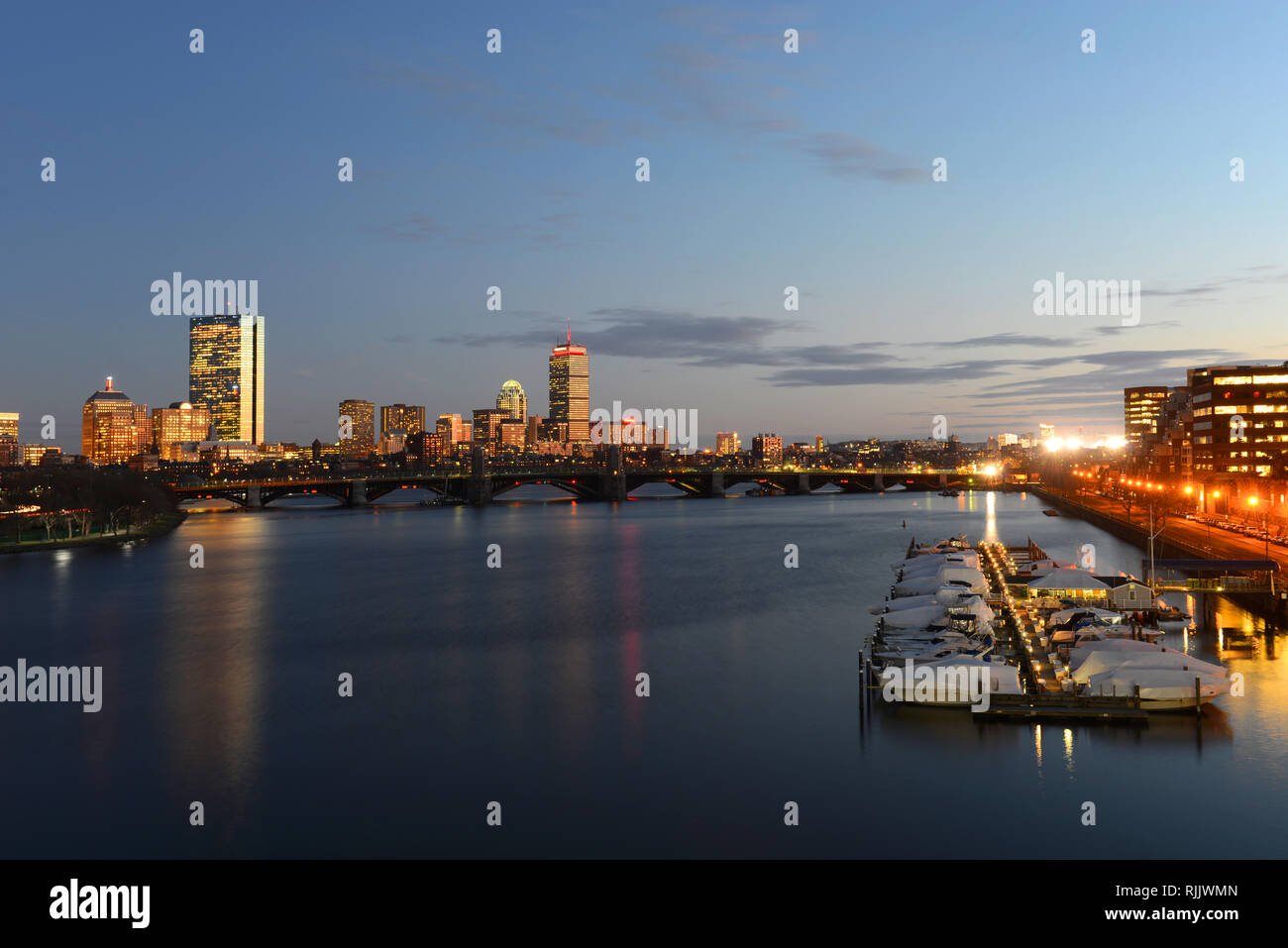 Boston Back Bay Skyline John Hancock Tower et Prudential Center au crépuscule, vu de Cambridge, Boston, Massachusetts, USA. Banque D'Images