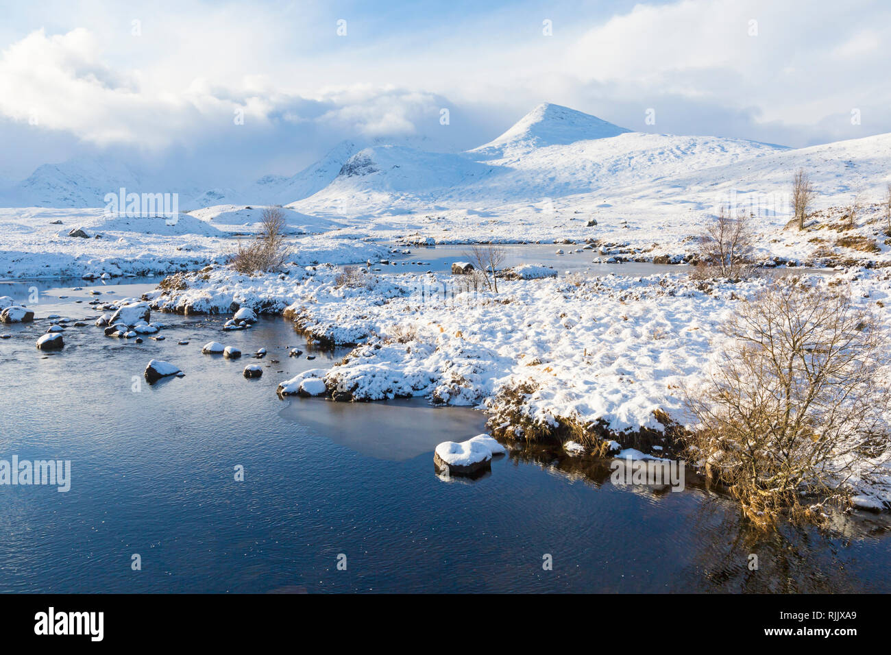 Après-midi d'hiver avec la neige et le loch partiellement gelé dans le Loch Rannoch Moor, Ba, l'Argyll and Bute en Janvier Banque D'Images