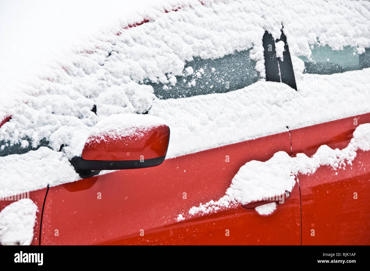 Voiture rouge couverte de neige Banque D'Images