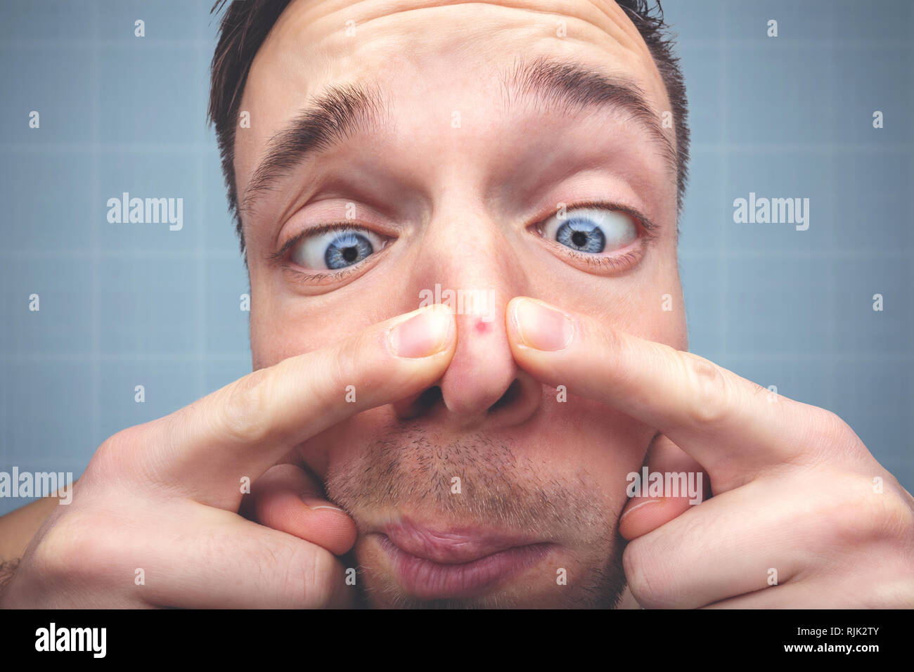 Portrait d'un homme drôle avec un bouton sur le nez Banque D'Images