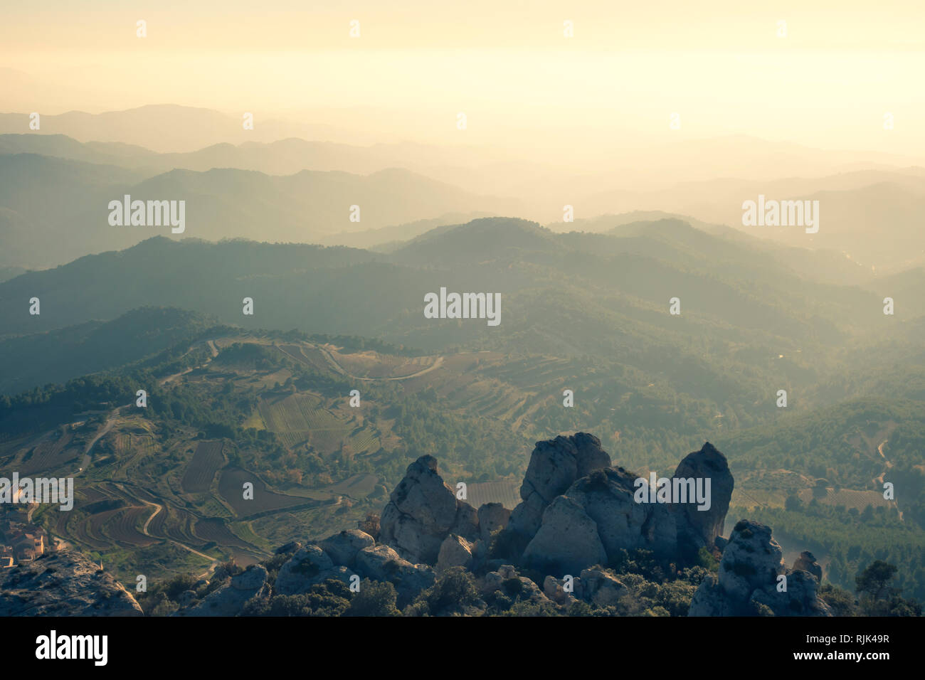 Montagnes dans un paysage brumeux Banque D'Images