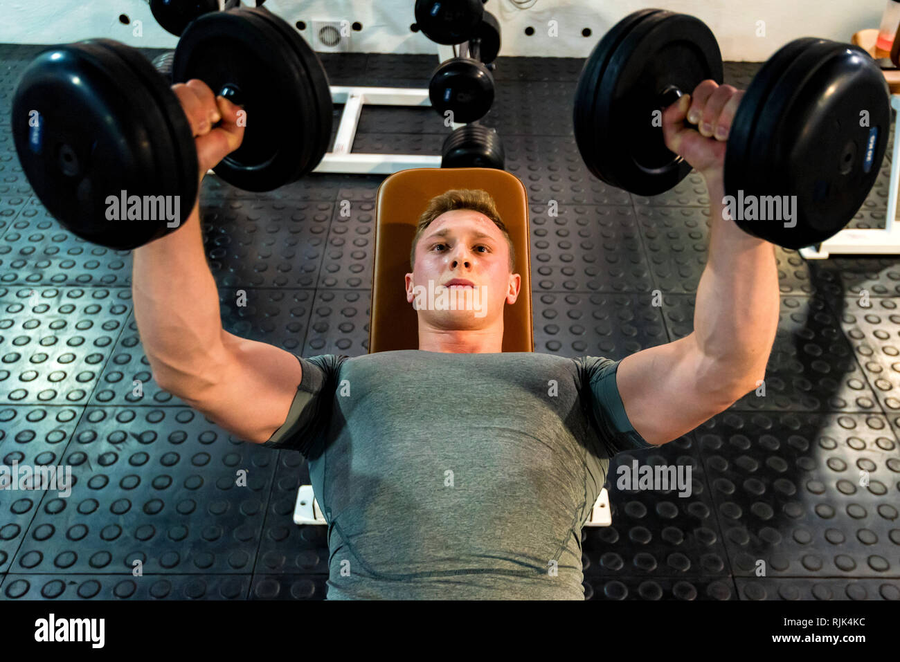 Exercices de la poitrine de l'athlète masculin ne se trouvant sur la machine in gym Banque D'Images
