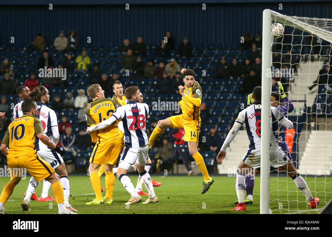 Brighton & Hove Albion Leon Balogun (centre) prend un tir au but lors de la FA Cup quatrième relecture ronde match à The Hawthorns, West Bromwich. Banque D'Images