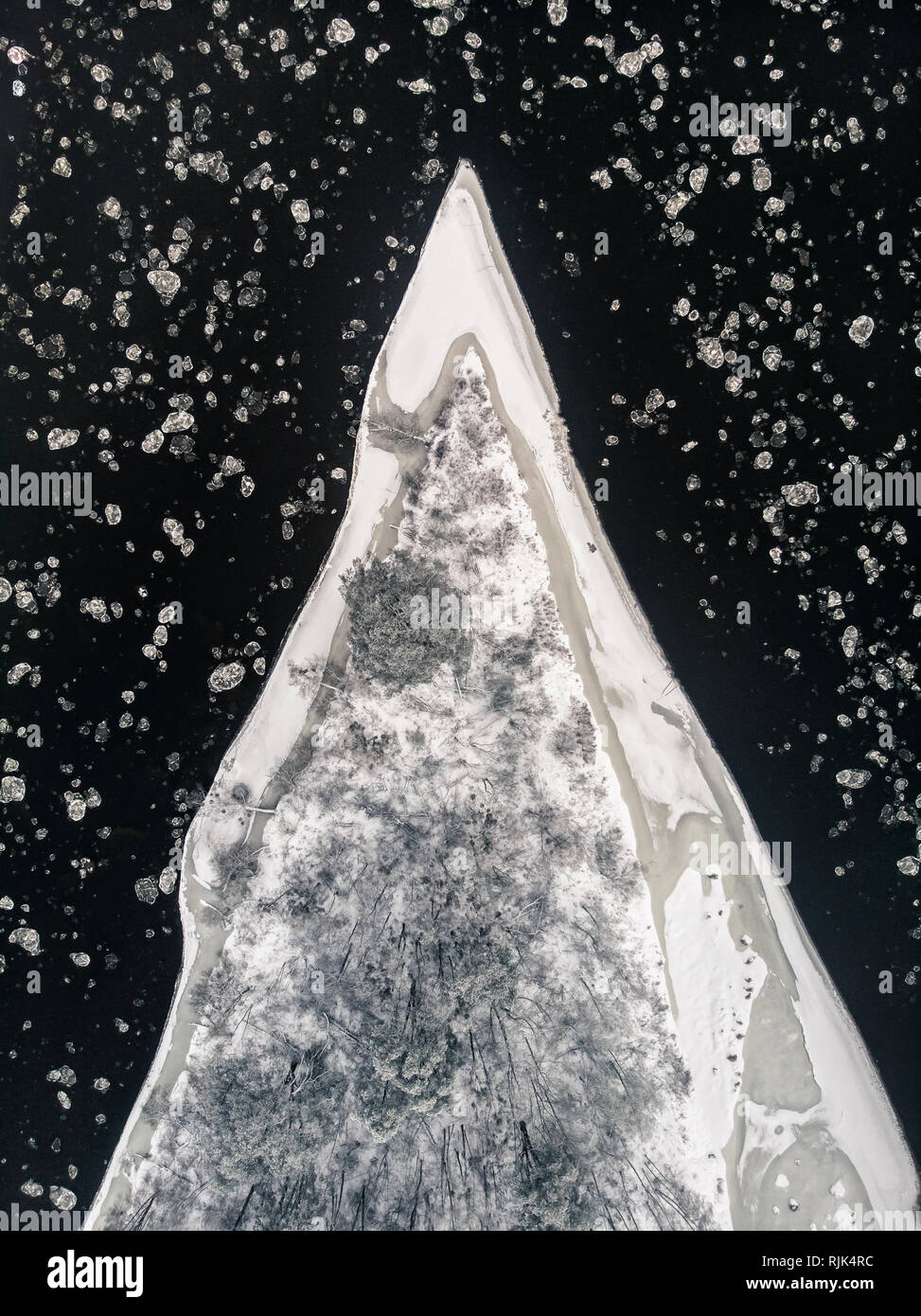 Vue aérienne de la forte pénétration de la rive du fleuve gelé à partir de la perspective de drones Banque D'Images