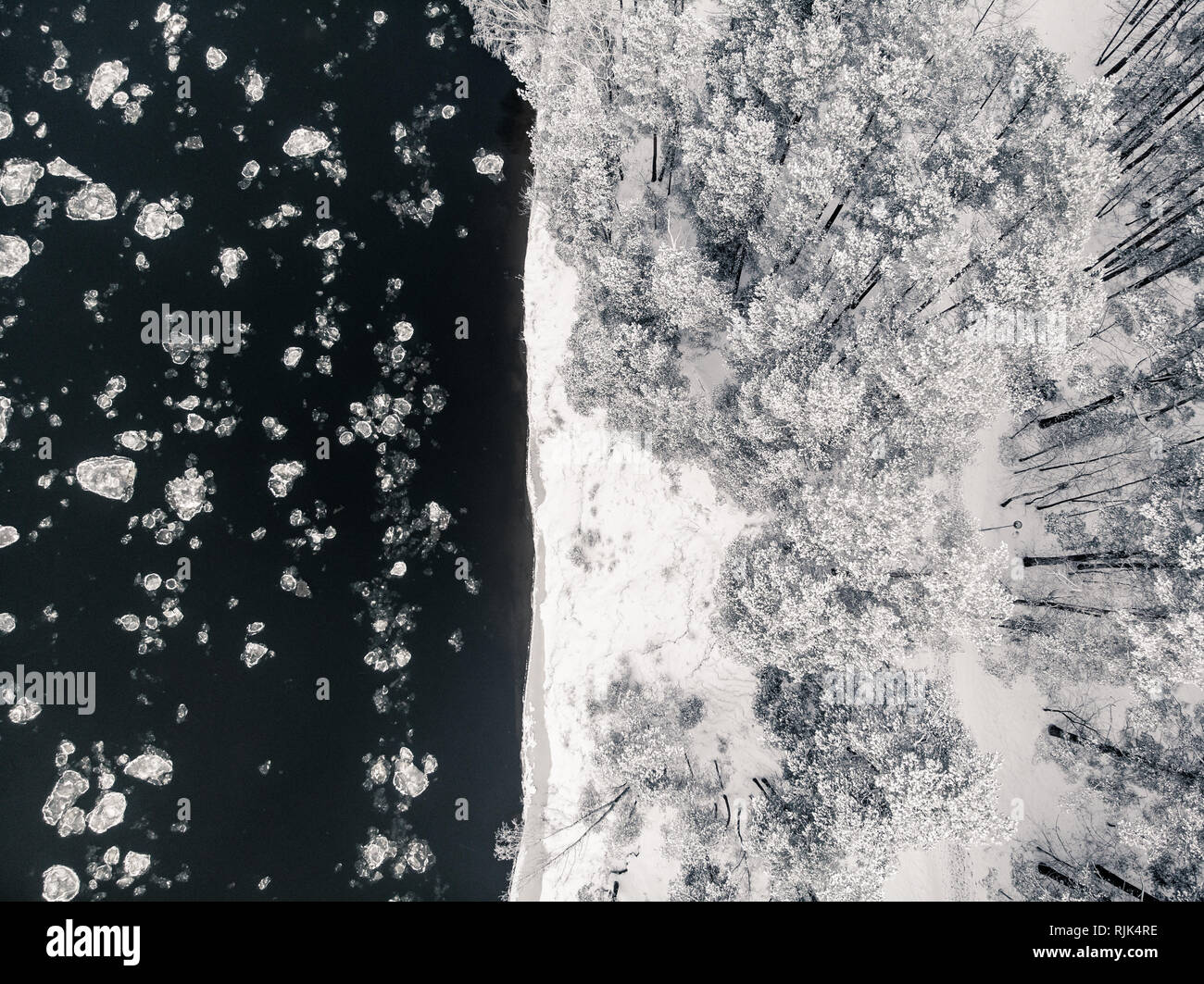 Gel de Birds Eye View river et la forêt enneigée de drone Banque D'Images