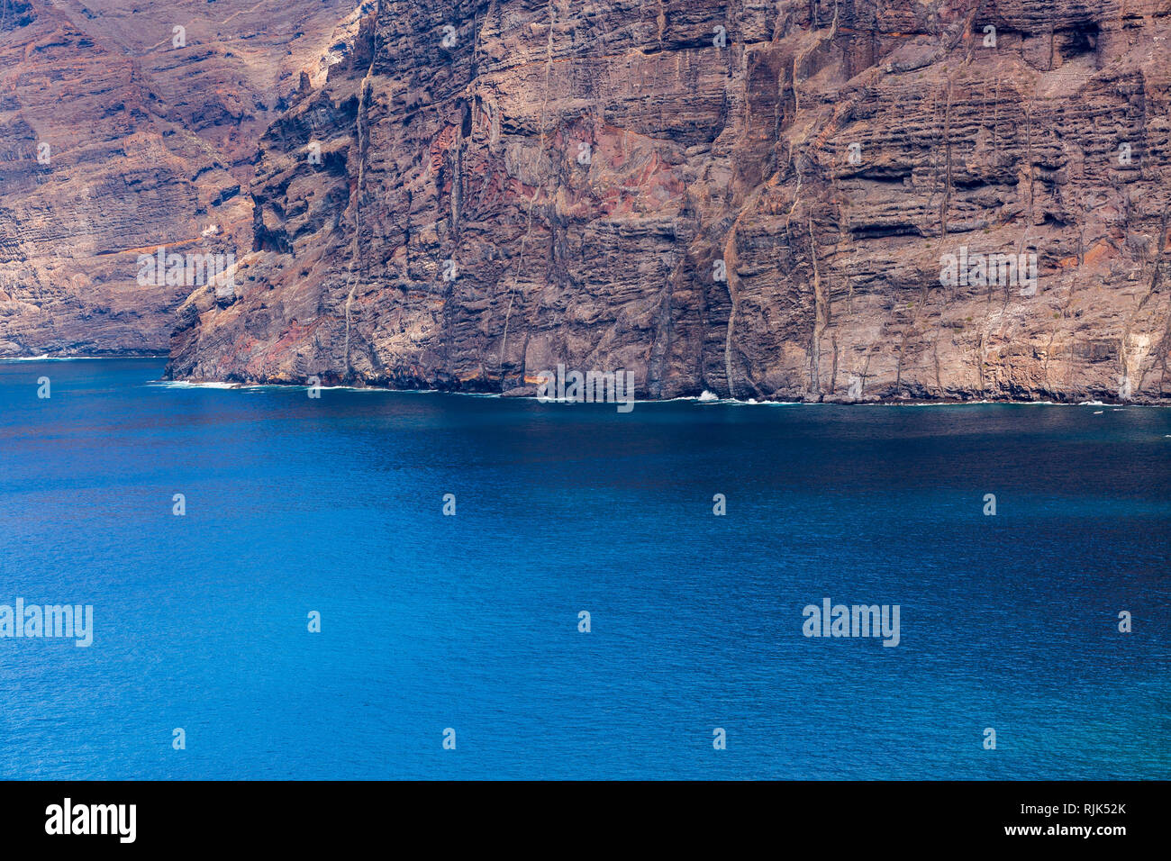 Simple seacliffs de Los Gigantes avec parois robuste couture rencontrez le calme bleu océan Atlantique sur la côte ouest de Tenerife, Canaries, Espagne Banque D'Images