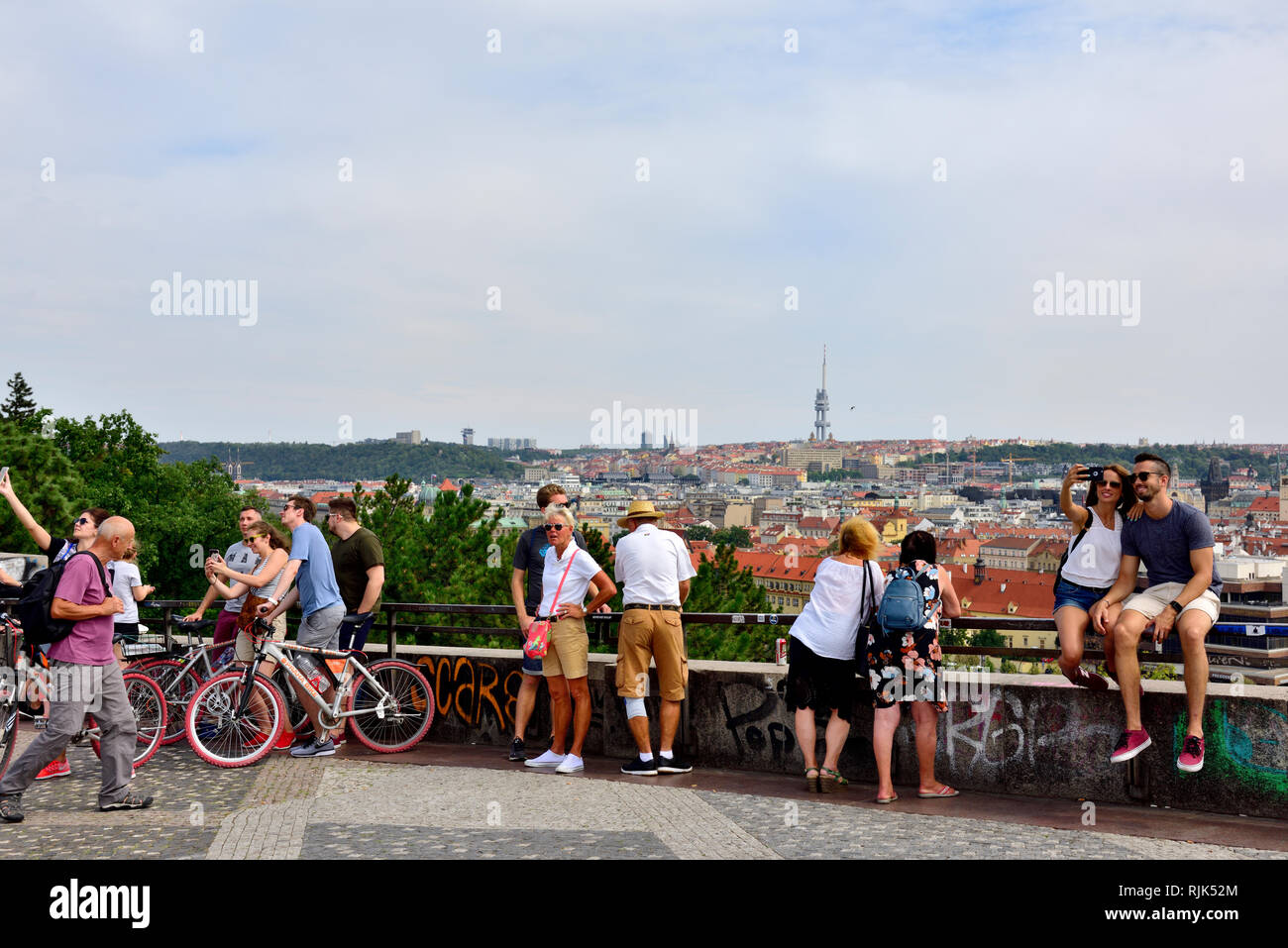 Les gens observant la vue sur Prague depuis le haut de la colline de Letna Prague par le métronome, l'ancien centre de culture Staline park Banque D'Images