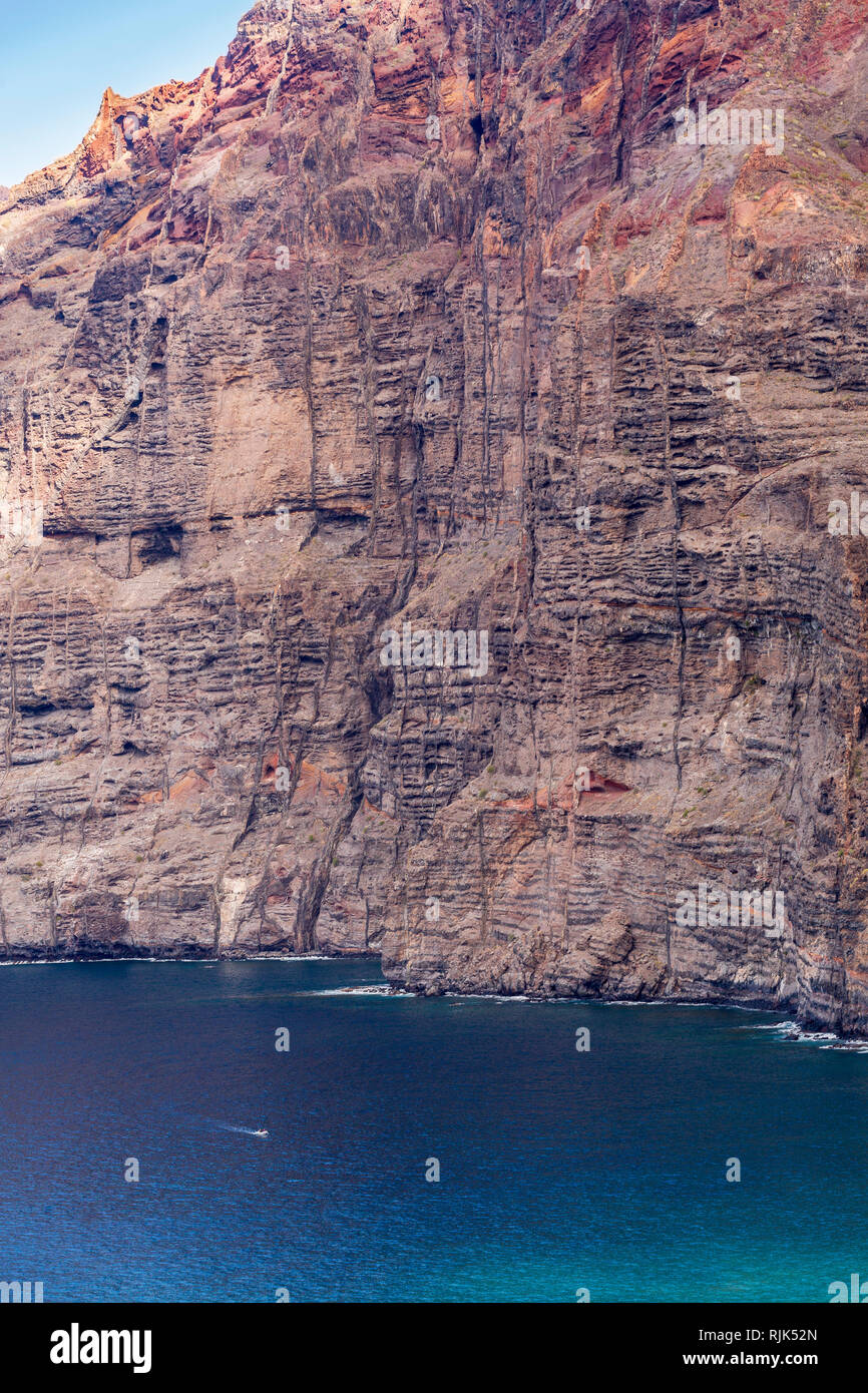 Simple seacliffs de Los Gigantes avec parois robuste couture rencontrez le calme bleu océan Atlantique sur la côte ouest de Tenerife, Canaries, Espagne Banque D'Images