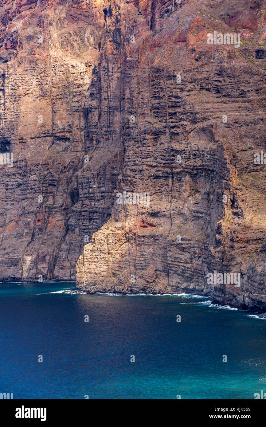 Simple seacliffs de Los Gigantes avec parois robuste couture rencontrez le calme bleu océan Atlantique sur la côte ouest de Tenerife, Canaries, Espagne Banque D'Images