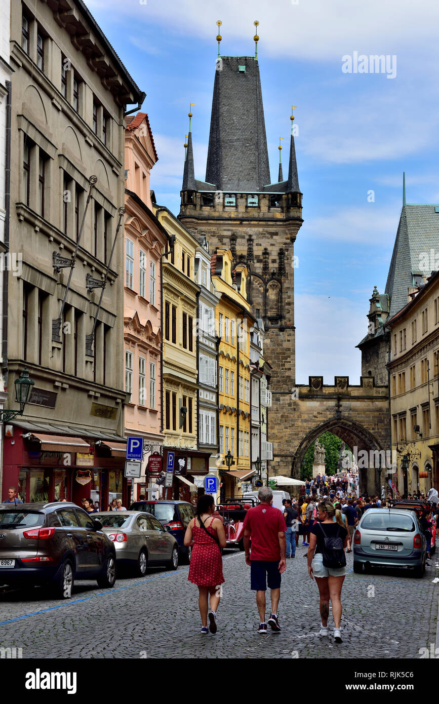 Scène de rue de Prague avec les touristes, visiteurs, marcher le long de rue avec des bâtiments historiques, près de Tour du pont de la Vieille Ville Banque D'Images