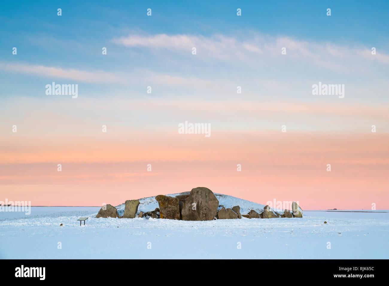 West Kennet Long Barrow dans la neige de l'hiver juste avant le lever du soleil. Chambré néolithique tombe. West Kennet, Wiltshire, Angleterre Banque D'Images