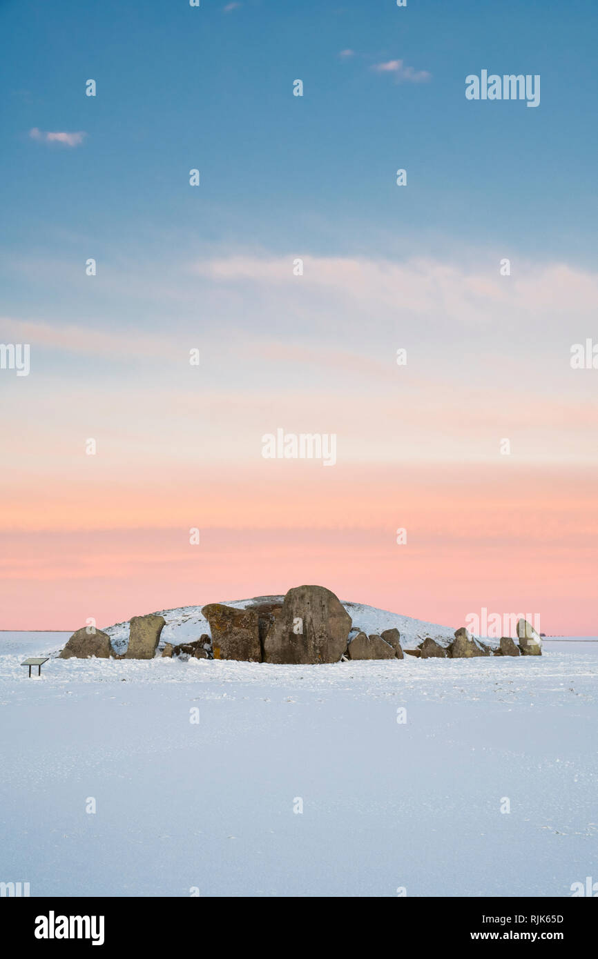 West Kennet Long Barrow dans la neige de l'hiver juste avant le lever du soleil. Chambré néolithique tombe. West Kennet, Wiltshire, Angleterre Banque D'Images