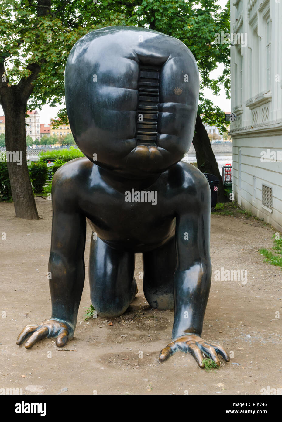 Les Bebes De Bronze Geant Installation Artistique Par David Cerny Dans Parc Kampa Prague Republique Tcheque Photo Stock Alamy