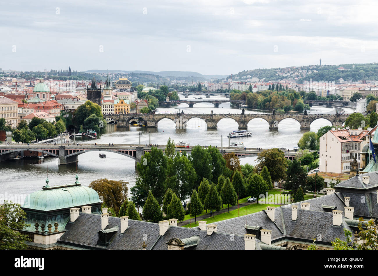 Les ponts de Prague sur la rivière Vltava et de la colline de Petrin, Prague, République Tchèque Banque D'Images