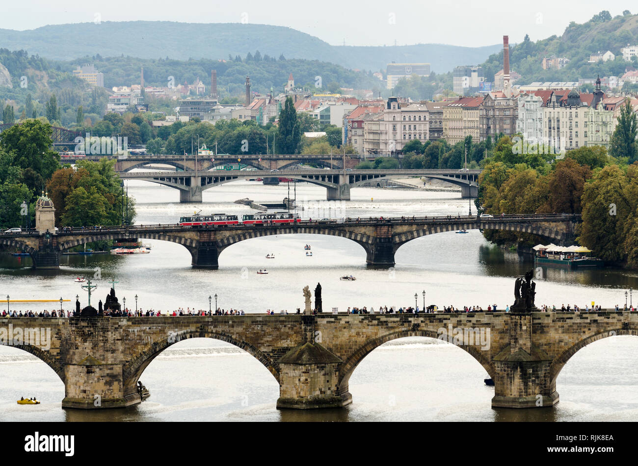 Les ponts de Prague sur la rivière Vltava et de la colline de Petrin, Prague, République Tchèque Banque D'Images