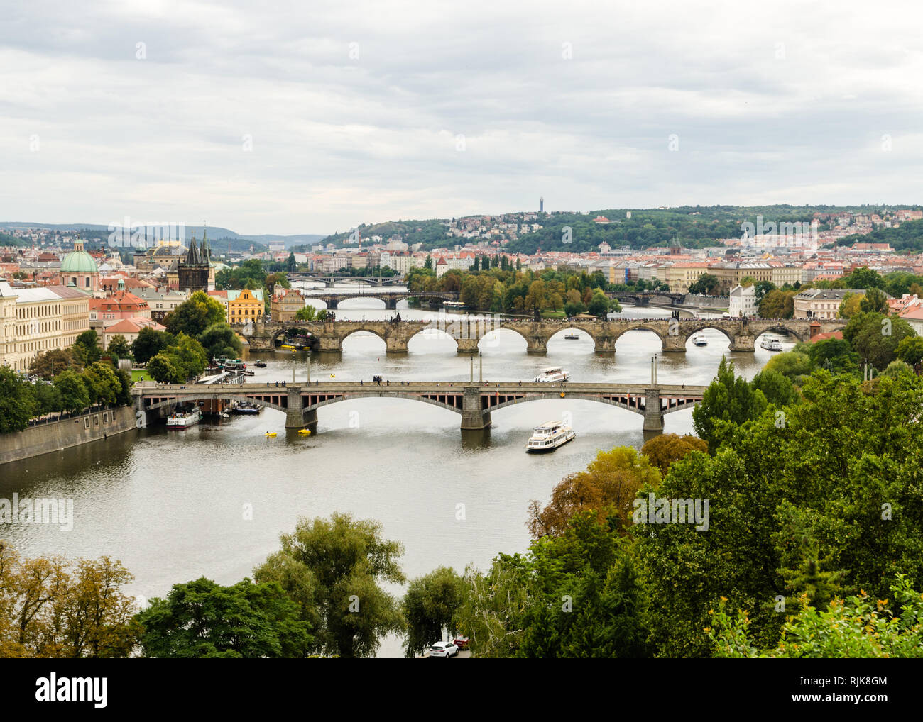 Les ponts de Prague sur la rivière Vltava et de la colline de Petrin, Prague, République Tchèque Banque D'Images