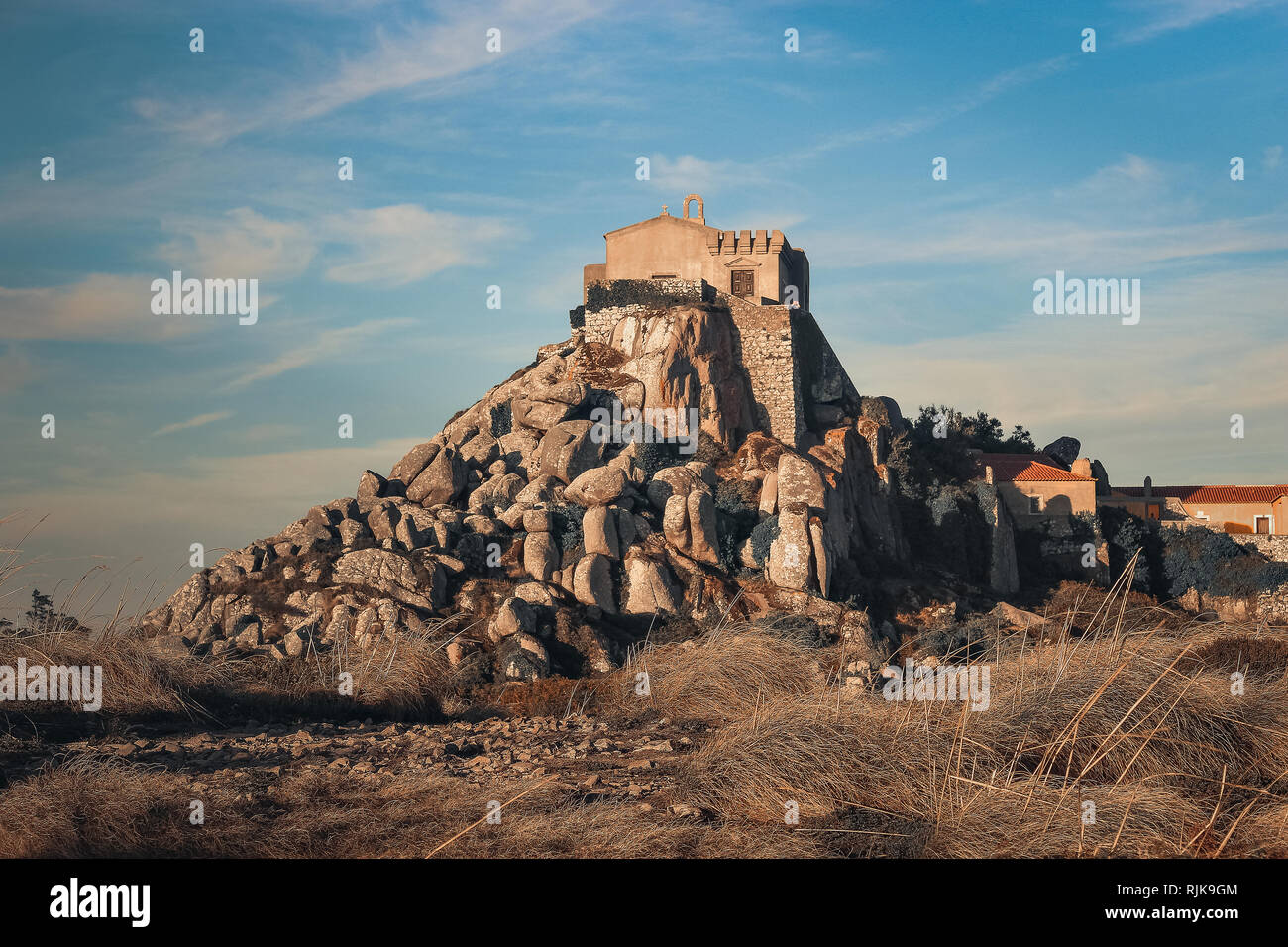 La chapelle de Notre Dame de Penha ou sanctuaire de Peninha, est un bâtiment situé sur une élévation de la Serra de Sintra, dans la paroisse de Colares, en th Banque D'Images