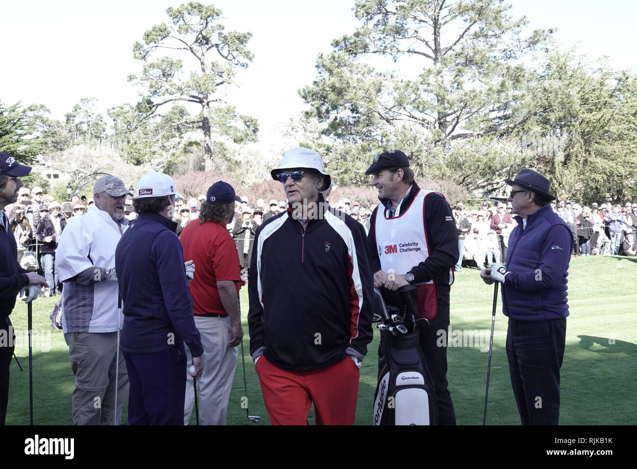 Plage de galets Beach Golf Links, CA, USA. Feb 6, 2019. Andy Garcia, Sir Nick Faldo, Clint Eastwood, Bill Murray, Colt Ford, et d'Argile Walker line up avant la compétition dans le Défi Celebrity 3M (deux équipes "gérés" par Clint Eastwood & Bill Murray) avant le début de l'AT&T Pro-Am à Pebble Beach Golf Links Credit : Motofoto/Alamy Live News Banque D'Images