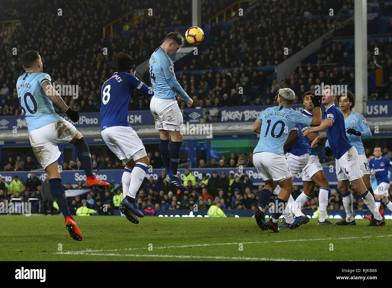 Liverpool, Royaume-Uni. Feb 06, 2019. Aymeric Laporte de Manchester City Crédit : chefs la balle et marque son 1er des équipes objectif. Premier League, Everton v Manchester City à Goodison Park à Liverpool le mercredi 6 février 2019. Cette image ne peut être utilisé qu'à des fins rédactionnelles. Usage éditorial uniquement, licence requise pour un usage commercial. Aucune utilisation de pari, de jeux ou d'un seul club/ligue/dvd publications. Photos par Chris Stading/Andrew Orchard la photographie de sport/Alamy Live News Banque D'Images