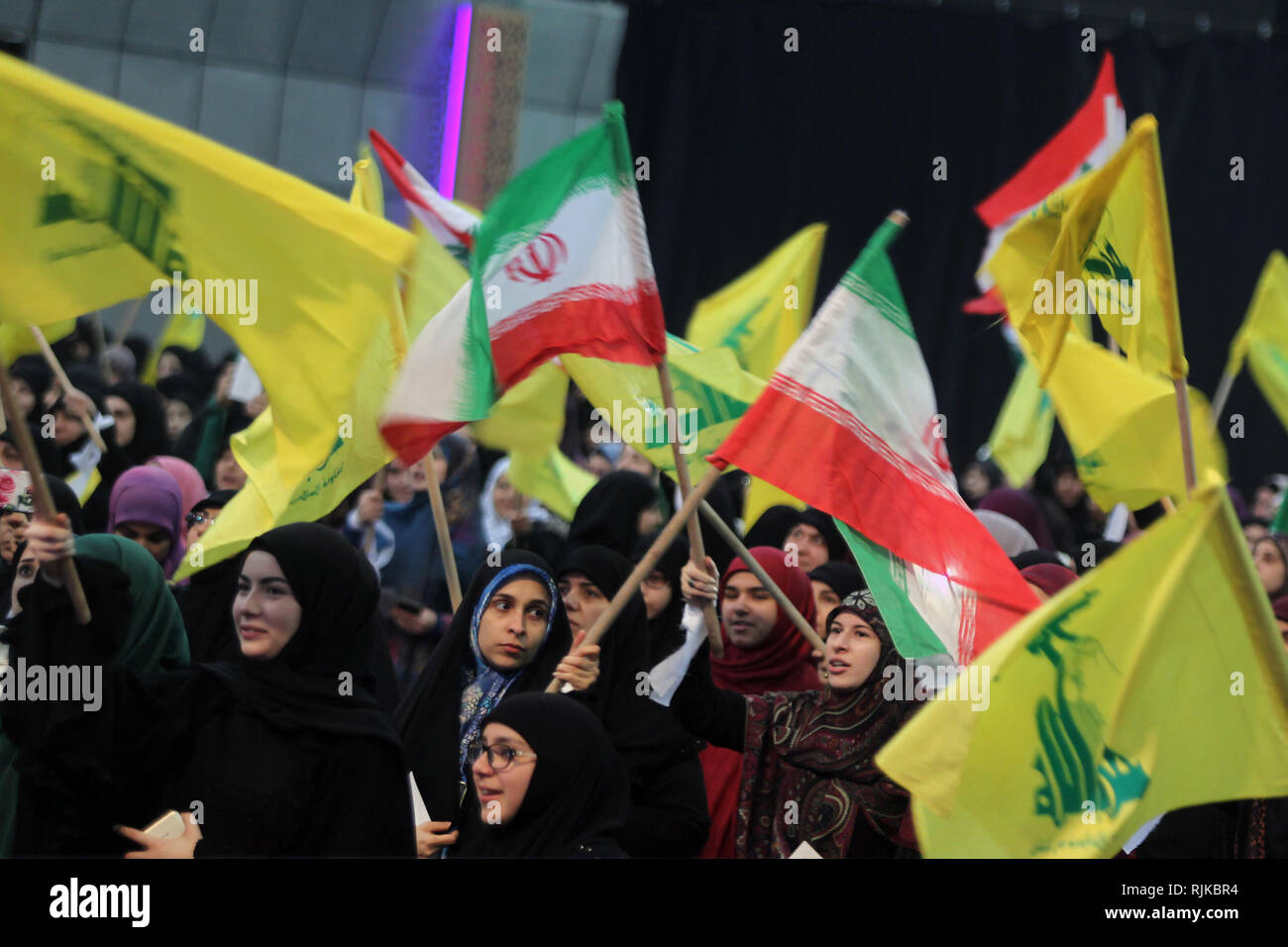 06 février 2019, Liban, Beyrouth : les partisans du Hezbollah pro-iranien, le parti politique islamiste libanais, groupe militant et agitent des drapeaux de l'Iran et le Hezbollah, pendant un rassemblement pour marquer le 40e anniversaire de la révolution islamique iranienne qui a renversé Mohammad Reza Pahlavi, le dernier Shah d'Iran. Photo : Marwan Naamani/afp Banque D'Images