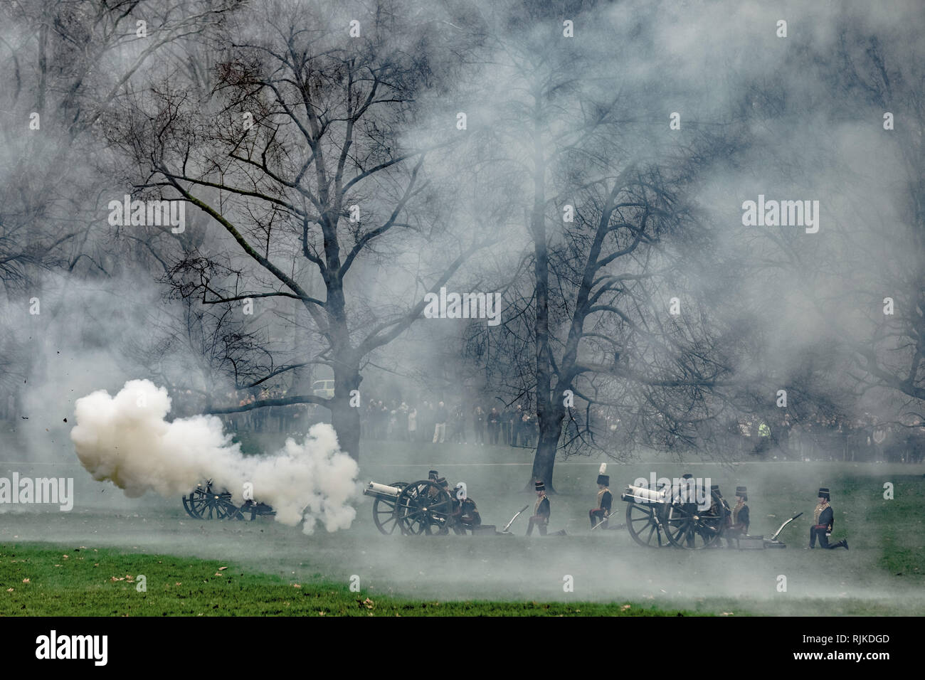 Londres, Royaume-Uni. 6 Feb 2019. 41 salut au canon dans Green Park par les troupes du roi Royal Horse Artillery marquant le 67e anniversaire de Sa Majesté la Reine's accession au trône Crédit : Guy Josse/Alamy Live News Banque D'Images