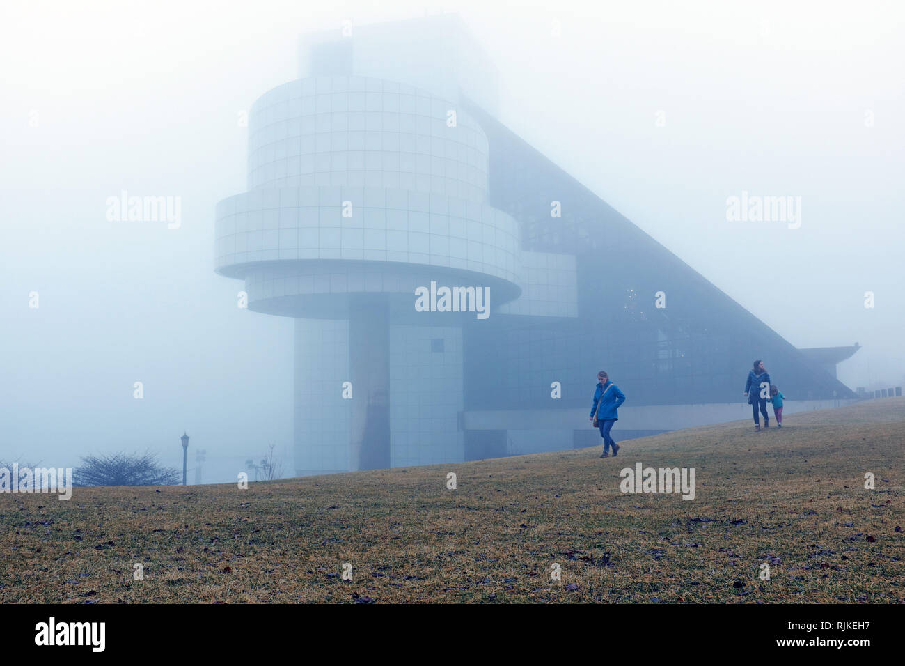 Cleveland, Ohio, USA. Feb 6, 2019. Trois femelles à pied de la Rock and Roll Hall of Fame and Museum de brouillard le long de la côte nord de Port. Variations importantes dans les conditions météorologiques ont amené la pluie, brouillard, neige, verglas à l sont dans la dernière semaine. Credit : Mark Kanning/Alamy Live News. Banque D'Images