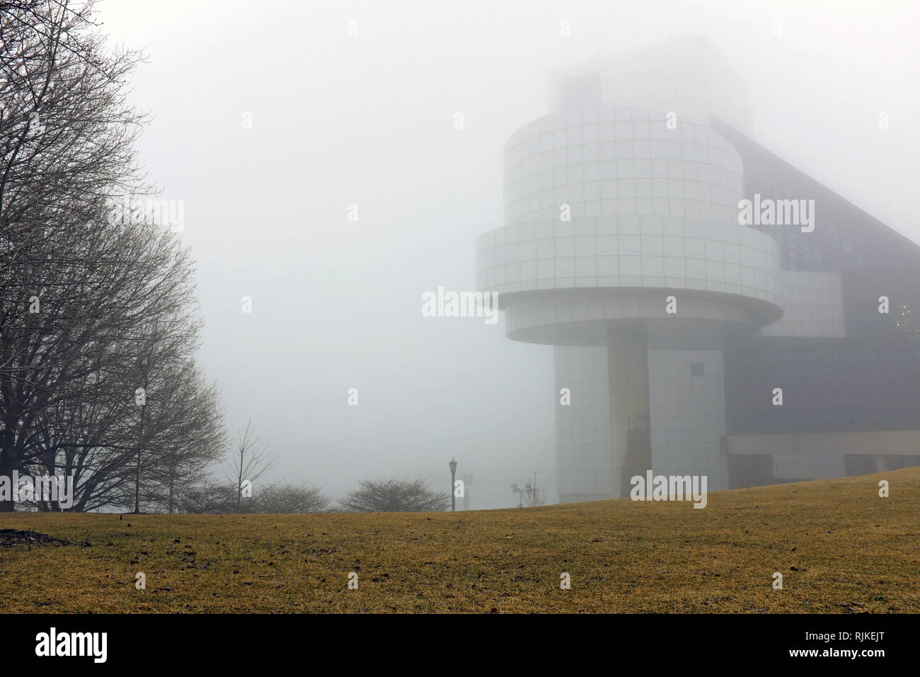 Cleveland, Ohio, USA. Feb 6, 2019. Brouillard d'hiver couvre la côte nord Harbour apportant une vue surréaliste de la Rock and Roll Hall of Fame and Museum à Cleveland, Ohio, USA. Credit : Mark Kanning/Alamy Live News. Banque D'Images