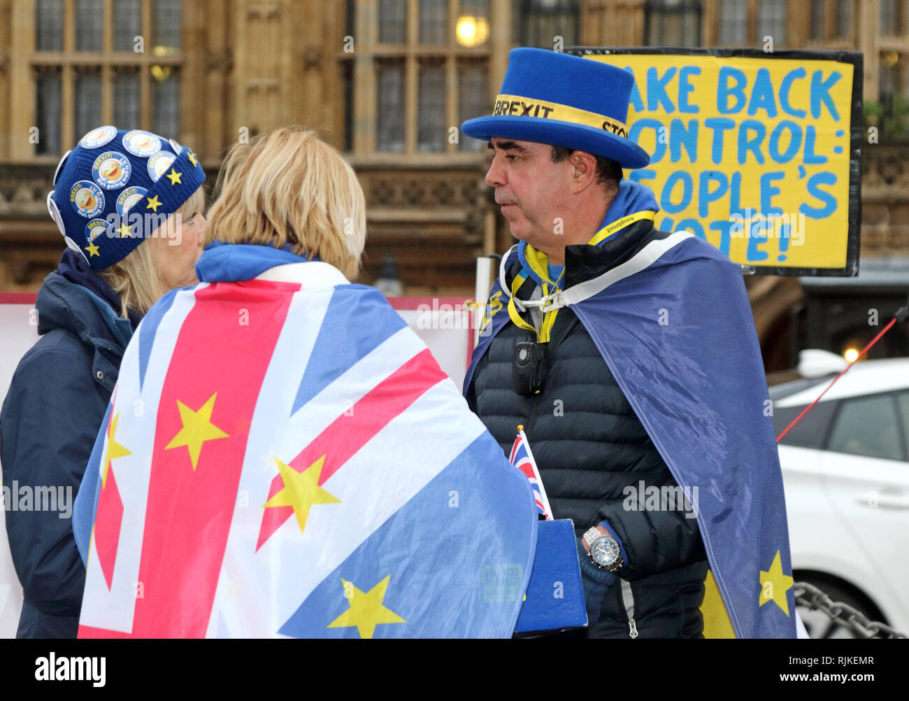 Steve Bray parle à d'autres manifestants anti Brexit lors des protestations devant les Maisons du Parlement, Westminster. Banque D'Images