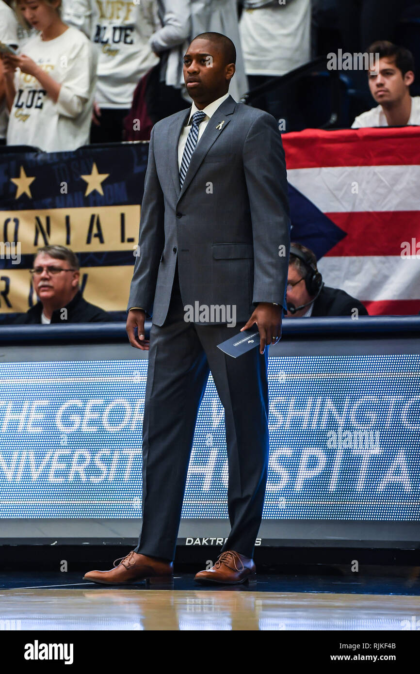 Washington, DC, USA. Jan 11, 2016. L'entraîneur-chef George Washington MAURICE JOSEPH veille sur son équipe au cours de la partie tenue à la Charles E. Smith Center à Washington, DC. Credit : Amy Sanderson/ZUMA/Alamy Fil Live News Banque D'Images