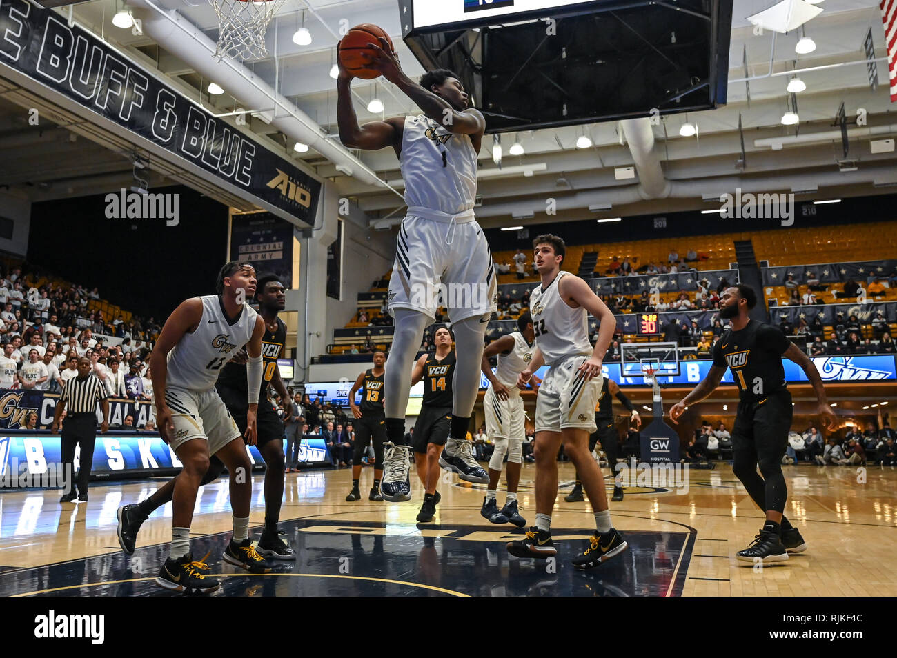 Washington, DC, USA. Feb 6, 2019. TERRY NOLAN JR (1) rebonds le basket-ball au cours de la partie tenue à la Charles E. Smith Center à Washington, DC. Credit : Amy Sanderson/ZUMA/Alamy Fil Live News Banque D'Images