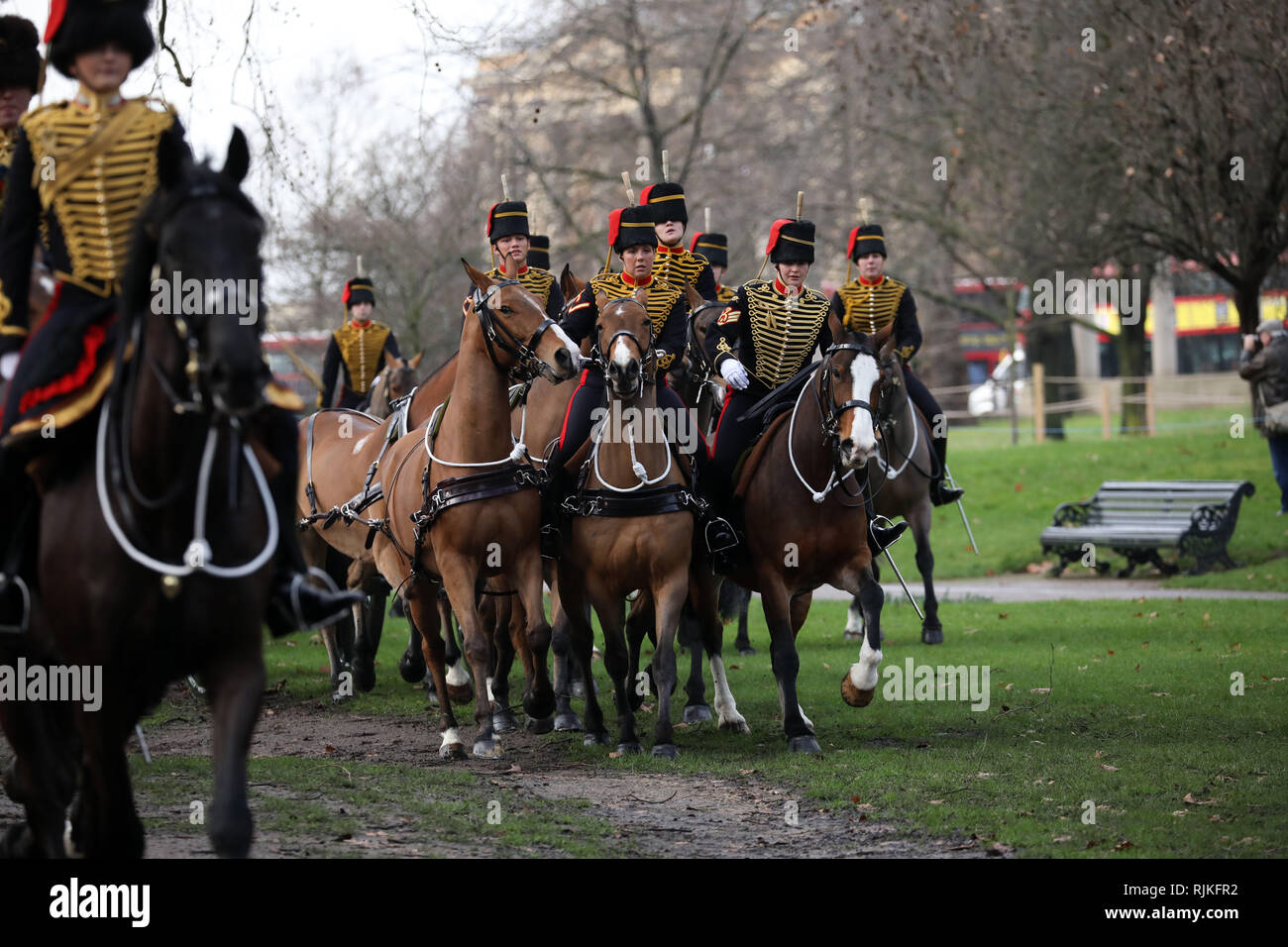 Londres, Royaume-Uni. Feb 06, 2019. Des soldats de la troupe Kings Royal Horse Artillery arrivent pour le saluer. Une salve de 41 est déclenché par la troupe Kings Royal Horse Artillery dans Green Park aujourd'hui pour marquer le 67e anniversaire de l'adhésion de la reine Elizabeth II au trône. Sa Majesté la Reine Elizabeth II est le plus ancien monarque. Les Kings Royal Horse Artillery Jour de l'accession au salut au canon, Green Park, Londres, le 6 février 2019. Crédit : Paul Marriott/Alamy Live News Banque D'Images